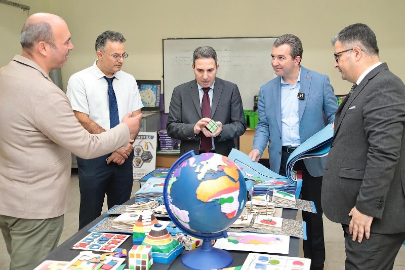  Kaymakamımız Sayın Avni ORAL,Belediye Başkanı Sn.Hakan KOŞTU ile birlikte Bilim ve Sanat Merkezi (BİLSEM)'i ziyaret etti