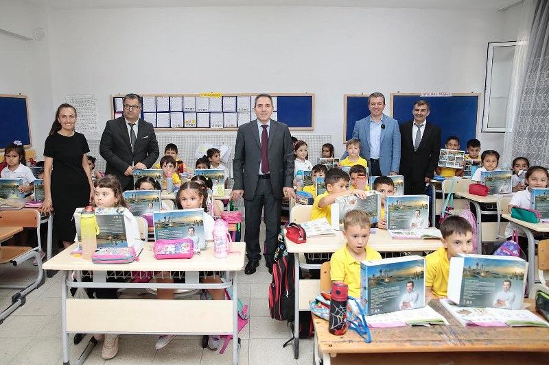 Kaymakamımız Sayın Avni ORAL,Belediye Başkanı Sn.Hakan KOŞTU ile birlikte okuma seti dağıtım programına katıldı