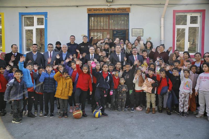 2024-2025 Eğitim Öğretim Yılı Yarıyıl Karne Dağıtım Töreni Kaymakamımız Sn. Avni ORAL'ın katılımları ile Atatürk İlkokulunda gerçekleşti