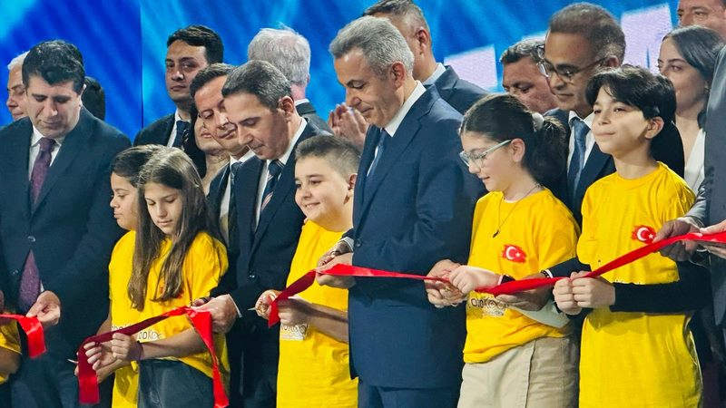 Kaymakamımız Sayın Avni ORAL, Sayın Valimiz Dr.Süleyman ELBAN'ın himayelerinde düzenlenen 2.Robokod İzmir Bilişim Ve Kodlama Projesi Şenliğine katıldı