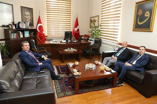İzmir Vali Yardımcısı Sayın İsmail ÇORUMLUOĞLU ile birlikte  Belediye Başkanı Sayın Hakan KOŞTU'yu makamında ziyaret ettik.